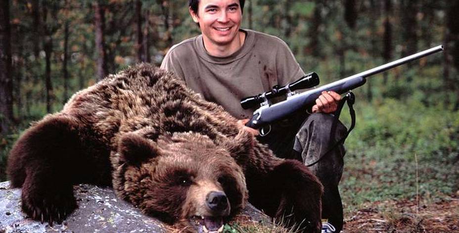 Bild på jägare som skjutit en björn