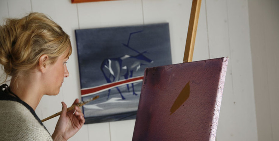 Kvinna framför målarduk