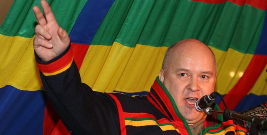 Bild på en man som jojkar