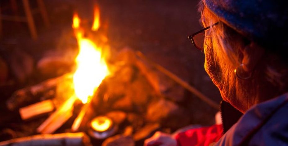 Kvinna vid öppen eld